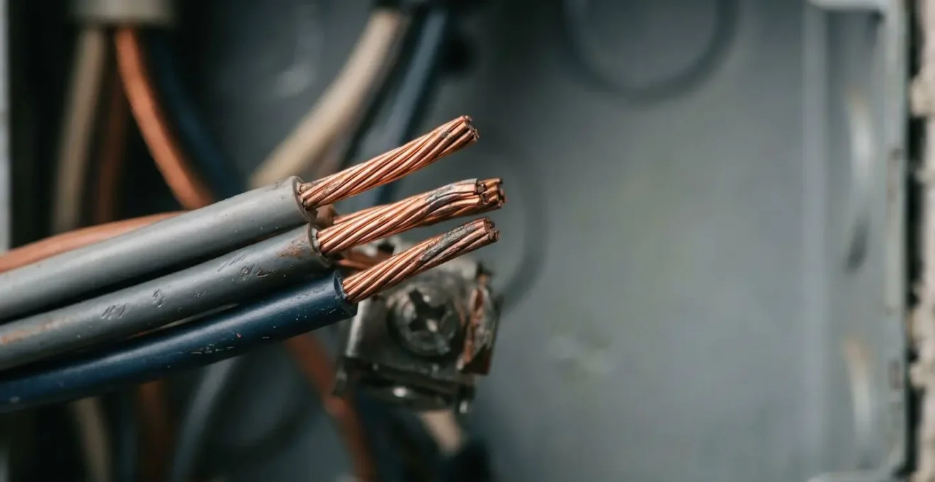 Installation électrique domestique montrant des câbles sous tension avec effets thermiques